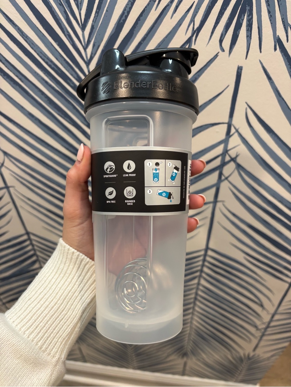 BlenderBottle Classic V2 Shaker Bottle, 28-Ounce, Clear/Black - Picture 6 of 8